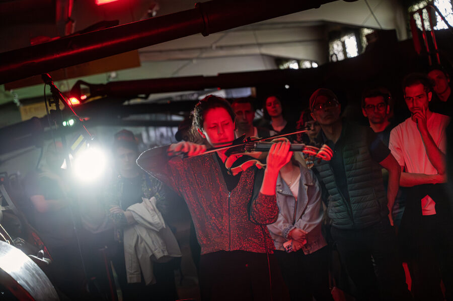 Violinist supporting Peter Kutin's light and sound performance PARA BELLUM, for Vienna Digital Cultures 2026, an art, performance and discourse platform.