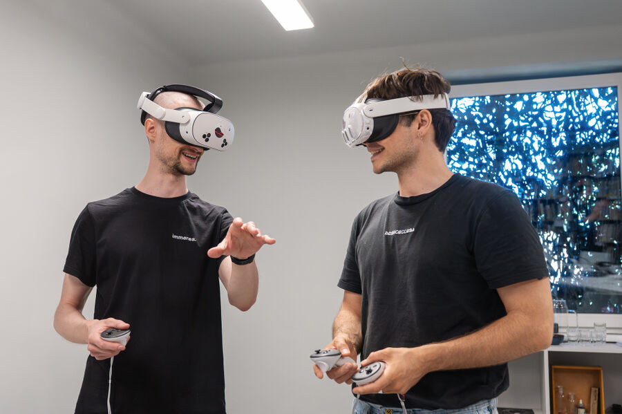 Attendees wearing VR headsets for VIRTUAL/MIXED REALITY IN ARTISTIC PROCESSES, Workshop with Flavia Mazzanti and Manuel Bonell (Immerea) for Vienna Digital Cultures 2026.